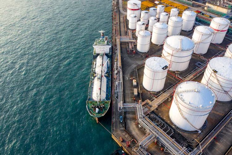 Venezuelan oil tanker in the Caribbean Sea to split its contents?